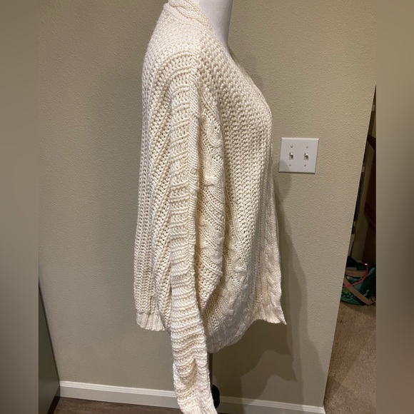 LA Heats Free size Dolman sleeve cable knit oversized cardigan - Picture 4 of 5